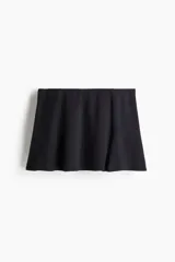 Short pollera mini negro, ajustado con elástico oculto en la cintura y nesgas para dar volumen y vuelo. Forrado.