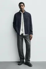 Zapatillas deportivas negras con capellada de tejido técnico transpirable y suela gruesa.