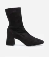 Bota de caña corta tipo media marca Satinato, color negro, con punta cuadrada y tacón grueso de altura media, confeccionada en material textil elástico sin cierre.