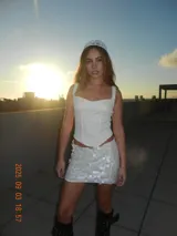Conjunto blanco de corset con falda corta con lentejuelas.