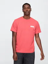 Remera color salmón de manga corta con logo de Marvel estampado en el pecho.