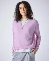 Sweater de cashmere color lila con cuello en V, corte oversize, mangas largas, hombros caídos y terminaciones acanaladas.