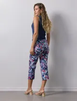 Pantalón capri de gabardina elastizada estampada, marca Zac & Rachel. Con pretina ancha elastizada.
