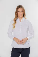 Camisa azul con diseño de pequeños puntos y cuello clásico, de manga larga con cierre de medio botón.
