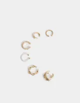 Set de seis earcuffs dorados con diferentes diseños: trenzado, con bolitas, con perlas, con eslabones y con dijes colgantes.