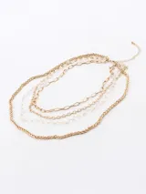 Collar dorado de tres cadenas con diferentes diseños: una de eslabones gruesos, una con cuentas de cristal y una con eslabones rectangulares.