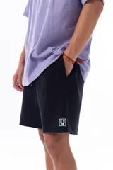 Bermuda negra de corte cómodo confeccionada en tela de jogging con logo estampado en la pierna izquierda.