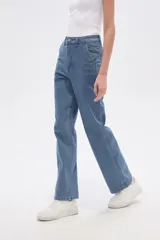 Pantalón de jean azul con rayas verticales, corte recto y tiro alto.
