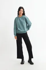 Sweatshirt liso color celeste, de corte holgado y cuello redondo.