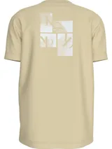 Remera color beige de corte recto, cuello redondo y manga corta. Presenta logo de la marca estampado en el pecho y en la espalda.