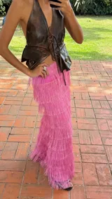 Falda larga de lino color fucsia con múltiples niveles de flecos de rafia, cintura elástica en la parte posterior y tajos laterales.