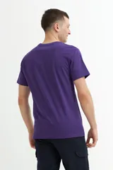 Remera manga corta de color gris oscuro con cuello redondo.