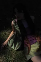 Cartera de hombro azul tornasolada de tafeta con botón imantado y remaches.