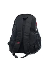 Mochila Umbro negra con detalles en rojo y estampado del logo en el bolsillo frontal. Tiene un compartimento principal con cierre, un bolsillo frontal con cierre, dos bolsillos laterales de malla y correas ajustables para los hombros.