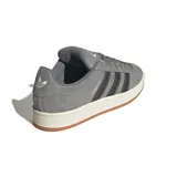 Championes Adidas Campus 00s de hombre, color gris con las tres tiras laterales en negro. Suela color crema y base marrón. Confeccionados en gamuza.