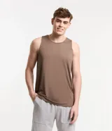 Musculosa deportiva marrón de dry fit con cuello redondo y espalda con diseño laser cut.