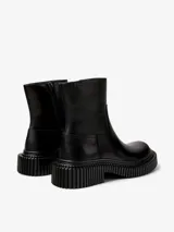 Bota de media caña color negro, confeccionada en nobuk, con plantilla OrthoLite reciclada y suela XL EXTRALIGHT de EVA. Tiene forro interior de piel vacuna y tacón de 3,3 cm.