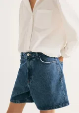 Short de jean azul de tiro alto con bolsillos delanteros y traseros.