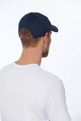 Gorro de visera de lona azul con parche de cuero, diseño sencillo.