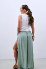 Pantalón verde agua de fibrana, corte palazzo, con cintura elastizada y cordón ajustable.