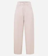 Pantalón femenino de sarga color rosa pálido, modelo baggy de cintura mediana, con trabillas, cierre tradicional y cinco bolsillos. Confeccionado con algodón certificado BCI.