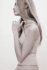 Top corto color beige de punto elástico, con breteles finos y escote redondo.