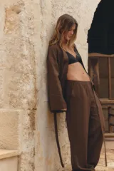 Pantalón marrón de corte ancho, con cintura elástica y bolsillos laterales.