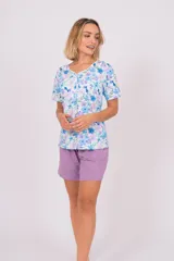 Pijama de manga corta con estampado floral en tonos azules y violetas, acompañado de short amplio.