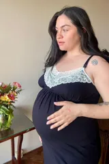 Camisón maternal negro con detalles de puntilla blanca en el escote y breteles regulables.