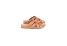 Sandalias de cuero color caramelo con tiras anchas cruzadas y suela plana. Fabricadas a mano con tecnología Antistress.