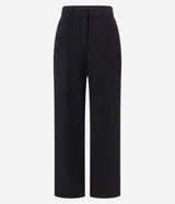 Pantalón wide leg negro de crepé, con cintura alta, pliegues, botón y trabillas.