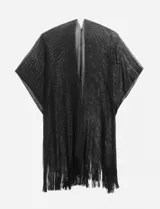 Ruana plateada con flecos en el ruedo.