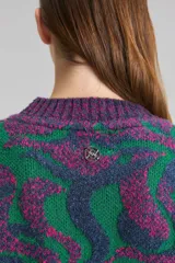 Sweater oversize con cuello redondo en hilado matizado y diseño Jacquard exclusivo de la colección con diferentes hilados y alturas, generando textura.