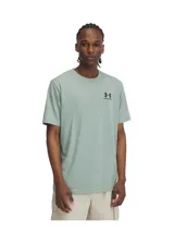 Remera celeste de Under Armour, corte clásico, mangas cortas y logo estampado en el pecho.