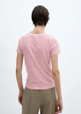 Camiseta blanca con rayas horizontales rojas, cuello redondo y logo estampado en el centro del pecho.