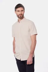 Camisa celeste de lino y algodón, de manga corta, con cuello abotonado y bolsillo en el pecho.