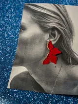 Aros con forma de media flor roja con detalle de strass y gancho de acero quirúrgico.