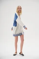 Cárdigan oversize con diseño de motivos marinos, en color azul y blanco.