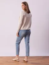 Cardigan tejido color gris claro, con mangas largas y diseño acanalado.