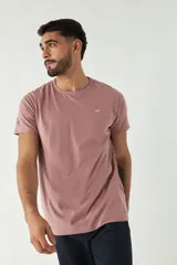 Remera manga corta color rosa, con cuello redondo y logo bordado en el pecho.
