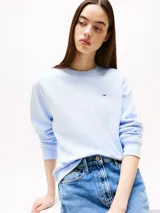 Buzo celeste de cuello redondo, confeccionado en felpa de mezcla de algodón peinado. Tiene cuello, puños y bajo de punto canalé. El logo de Tommy Jeans está bordado en el pecho.