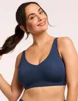 Conjunto de lencería azul con bralette de acabado invisible, con almohadillas removibles, tirantes regulables y espalda en U. Incluye bombacha tipo bikini con detalle de puntilla.