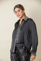 Camisa italiana en satén color beige, con detalles de apliques de strass en el frente.