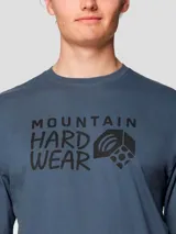 Camiseta de manga corta color azul grisáceo, confeccionada en jersey 100% algodón liviano, con estampado serigrafiado a base de agua y sin PVC del logo de Mountain Hardwear en el pecho.