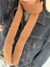 Bufanda angosta de poliéster color marrón.