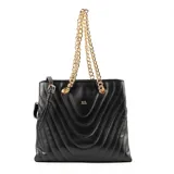 Cartera grande negra de cuero sintético con diseño acolchado en formato rectangular. Tiene acceso con cierre, correa regulable, herrajes dorados y doble compartimento interno con bolsillos. Se puede usar como bandolera.