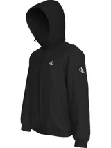 Campera negra con capucha de nailon reciclado, cierre frontal con cremallera, bolsillos laterales con botón a presión, puños y bajo elásticos, forro ligeramente acolchado y logo de Calvin Klein en el pecho y la manga.