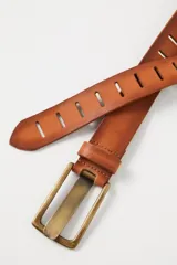 Cinturón de cuero color marrón con hebilla rectangular metálica color bronce. Presenta ranuras finas a lo largo de la correa.