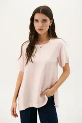 Blusa manga corta color rojo con cortes laterales y abertura abotonada en la espalda. Los pespuntes a contratono resaltan el escote y los cortes.