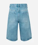 Bermuda masculina de jean con lavado claro, corte baggy relaxed y estampado lettering blanco en la parte delantera. Cuenta con bolsillos funcionales y cierre de cremallera y botón. Confeccionada en algodón certificado BCI.